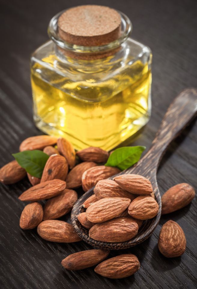 استفاده از روغن بادام برای برطرف کردن سیاهی دور چشم